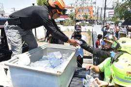 Ante la ola de calor, que es la primera que se registra en Nuevo León, Protección Civil del estado arrancó el Operativo de Hidratación este martes.