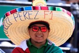 AUn aficionado con sombrero en apoyo al mexicano Sergio Pérez de Red Bull asiste hoy, al Gran Premio de Fórmula Uno de México que se realiza en el Autódromo Hermanos Rodríguez en Ciudad de México