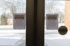 Carteles con la frase “NO ICE ACCESS” (Prohibida la entrada a ICE), en las puertas de la Escuela Primaria Valley View, el 3 de febrero de 2026, en Columbia Heights, Minnesota.