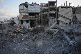 Palestinos inspeccionan un edificio destruido en un ataque aéreo israelí ocurrido a última hora del jueves en Jan Yunis, en el sur de la Franja de Gaza, el viernes 9 de octubre de 2026.