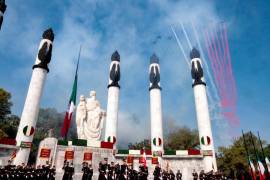Unidades de la fuerza aérea mexicana sobrevuelan durante la ceremonia del 176 Aniversario de la Gesta Heroica de los Niños Héroes de Chapultepec, en Altar a la Patria.