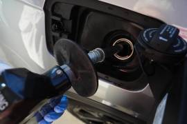 Un automovilista llena el tanque de gasolina de su vehículo en una gasolinera en Buffalo Grove, Illinois.