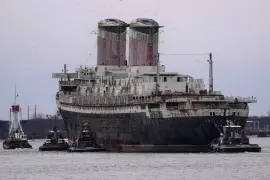 El SS United States es remolcado por el río Delaware entre Pensilvania y Nueva Jersey, desde Filadelfia, el miércoles 19 de febrero de 2025.