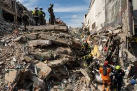 Los rescatistas sacan el cuerpo de una víctima de entre los escombros cuatro días después del terremoto que azotó Pereira, Colombia.