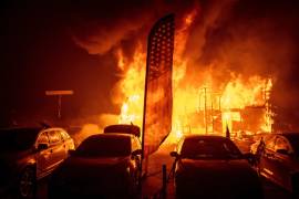 Evacuan a 30 mil personas por devastador incendio en norte California