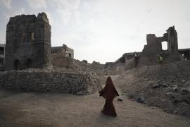 Una mujer palestina pasa por delante de las ruinas del histórico Palacio de Pachá en Ciudad de Gaza, destruido tras la campaña militar de Israel en Gaza, el jueves 13 de noviembre de 2025.