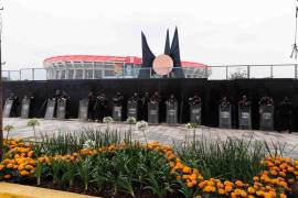 Dispositivo de seguridad implementado en las inmediaciones del Estadio Ciudad de México, donde elementos de distintas corporaciones resguardan los accesos y vialidades ante la llegada de manifestantes y asistentes a la zona.