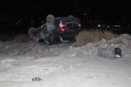 El Chevrolet Aveo volcado en el Libramiento Carlos Salinas, cerca de la “Curva del Diablo”.