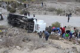 Vuelca tráiler cargado de cerveza en autopista Monterrey-Saltillo; se desata rapiña