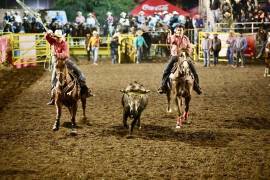 Jóvenes y adultos demostraron su habilidad en la monta de becerros y toros, destacando la emoción de este evento en la capital de Coahuila.