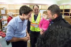 Primer ministro canadiense recibe a refugiados sirios