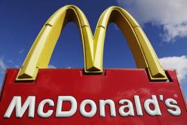 Varios restaurantes que anteriormente operaban bajo la marca McDonald’s en Kazajstán reabrieron sin marca para servir comida rápida ahora con nombres genéricos como “Cheeseburger”.