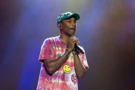 En apoyo a los jugadores de la NFL Pharrell Williams se arrodilla