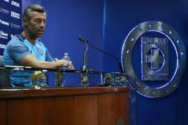 Caixinha va por tres trofeos