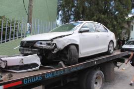 La conductora de un Volkswagen Jetta perdió el control de la dirección al realizar una vuelta hacia la calle Pablo de Mejía, provocando daños en varios vehículos estacionados.
