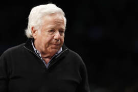 Juez prohíbe usar videos de Robert Kraft, dueño de los Patriots de Nueva Inglaterra en la corte