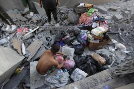 Un libanés recoge sus pertenencias de su apartamento destruido que fue impactado por un ataque aéreo israelí en Tyre, en el sur del Líbano.