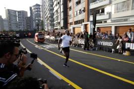Usain Bolt le gana en una carrera ¡a un mototaxi!