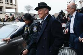 FBI revela comunicaciones entre el ex asesor de Trump Roger Stone y Julian Assange