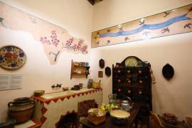 El público está acostumbrado a la cualidad surrealista y ligada a la artesanía tradicional mexicana de la obra de Frida Kahlo, así como a la militancia socialista de su esposo muralista Diego Rivera.