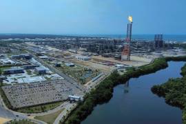 La refinería de Dos Bocas opera a 41% de capacidad y ha triplicado la cantidad anunciada por AMLO para su construcción, de 8 mil mdd.
