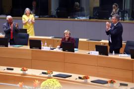 Los líderes europeos se pusieron en pie para ovacionar a la canciller alemana, Angela Merkel, que hoy podría estar viviendo su última cumbre europea, 107 en total en sus 16 años al frente de la locomotora de Europa y, por ende, de la Unión Europea (UE). EFE/Dario Pignatelli