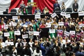 Irma Juan Carlos, diputada de Morena, junto a sus compañeros de bancada, durante la sesión ordinaria de la Cámara de Diputados en la que se aprobó la reforma que planea reconocer a los pueblos y comunidades indígenas y afromexicanos, como sujetos de derecho público.