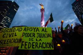 Trabajadores del Poder Judicial de la Federación se congregaron en el Ángel de la Independencia para protestar de manera pacífica con la insignia #JusticiaLibre en para mostrar su rechazo a la reforma judicial.