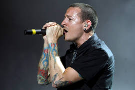 Revelan llamada al 911 por Chester Bennington