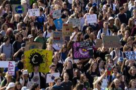 Estudiantes sostienen carteles mientras participan en una protesta contra el cambio climático, parte del movimiento Fridays For Future, en Berlín, Alemania.