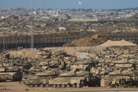 Tanques israelíes están estacionados en un punto de encuentro en la frontera con la Franja de Gaza, en el sur de Israel, después de que Israel y Hamás acordaron una pausa en su guerra y la liberación de los rehenes.