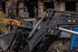 Los equipos de emergencia evacuaron a civiles de un edificio de nueve niveles y otro de 16 pisos, apagaron las llamas y despejaron los escombros. FOTO: