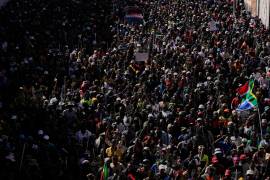 Manifestantes marchan en una protesta contra la inmigración irregular, en Johannesburgo, Sudáfrica, el 30 de junio de 2026.