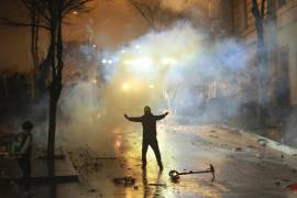 Protesta contra la decisión del gobierno de Georgia de suspender las negociaciones de adhesión a la Unión Europea, frente al edificio del Parlamento en Tiflis, la madrugada del domingo 1 de diciembre de 2024. FOTO: AP.