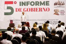 El Presidente Andrés Mannuel López Obrador; rindió su V Informe de Gobierno, en la Ciudad Campechana, y al finalizar se tomó fotos con Gobernadores de Morena.