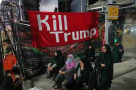 Varias mujeres se sientan junto a una pancarta que dice en inglés “Maten a Trump” durante una manifestación progubernamental, el viernes 17 de julio de 2026, en Teherán, Irán.