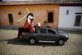 Coronavirus: Jesús cargando la cruz recorre en coche las principales calles y avenidas en Suchitoto en El Salvador por la cuarentena a causa del COVID-19
