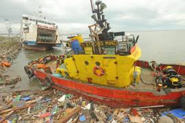Un barco y un remolcador varados en la ciudad de Cebú, Filipinas, azotada por el tifón. EFE/EPA/Juanito Espinosa