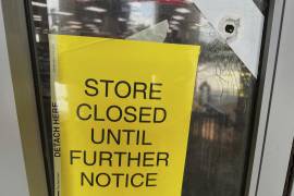 Vista de la puerta de una farmacia CVS perforada por una bala, cerca de donde un hombre disparó en la sede de los Centros para el Control y la Prevención de Enfermedades (CDC), en Atlanta. FOTO: