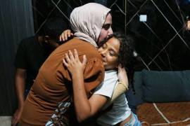 Mais Al-Gharam abraza a su hermana de 8 años Arjwan, quien recibió un pasaporte israelí, en su casa en Nazareth, Israel, el 8 de julio de 2026, tras la llegada de Arjwan desde la Franja de Gaza.