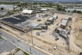 Maquinaria pesada continúa con los trabajos de construcción y adecuación del complejo.
