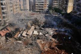 Gente reunida en el lugar donde fue asesinado el líder de Hezbollah Hassan Nasrallah en un suburbio sureño de Beirut, el 29 de septiembre de 2024.