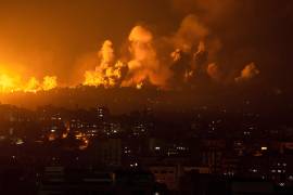 Fuego y humo se elevan tras un ataque aéreo israelí en Ciudad de Gaza, el domingo 8 de octubre de 2023.