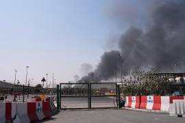 En la imagen se oberva cómo se eleva humo tras un ataque con drones iraníes en la zona portuaria de Dubái, Emiratos Árabes Unidos.