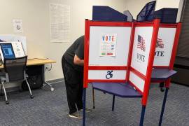 Un votante deposita su voto en el condado de Henrico, Virginia, el viernes 18 de septiembre de 2026, primer día de votación presencial para las elecciones de mitad de mandato de este año.