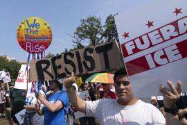 Manifestantes protestan contra el despliegue de fuerzas del orden federales y de la Guardia Nacional por parte del presidente Donald Trump en Washington durante una marcha.