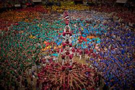 Miembros de Castellers de Lleida forman una torre humana “castell” durante el 30º Concurs de Castells, o Concurso de Torres Humanas, en Tarragona, España, el sábado 5 de octubre de 2026. (Foto AP/Emilio Morenatti)