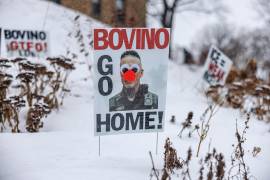 Un cartel con la leyenda “Bovino, vete a casa”, con una imagen alterada del comandante de la Patrulla Fronteriza de EU, Gregory Bovino, se exhibe en la nieve frente a una casa en Minneapolis.
