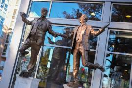 Una obra de arte de protesta que representan al presidente Donald Trump y a Jeffrey Epstein se pueden ver fuera de la entrada del restaurante Bustboys and Poets en el barrio de U Street de Washington.