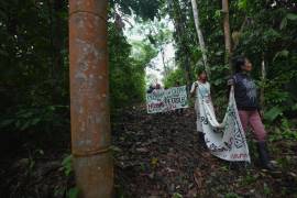 Un grupo de mujeres indígenas de la Amazonía ecuatoriana recorren la región en lo que los activistas denominan un “toxitour”, visitando campos petroleros en Sucumbíos, Ecuador.
